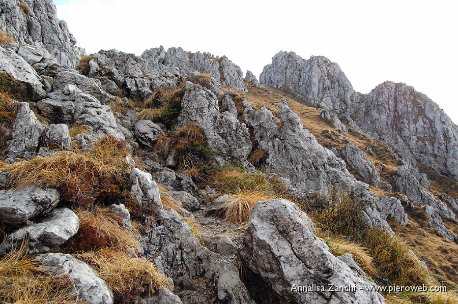 19 Sentiero tra le rocce.JPG